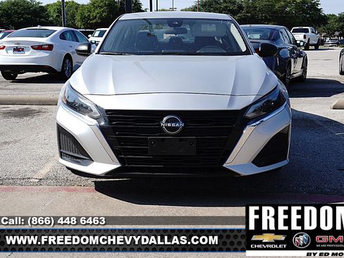 Used 2024 Nissan Altima 2.5 SV FWD image 2