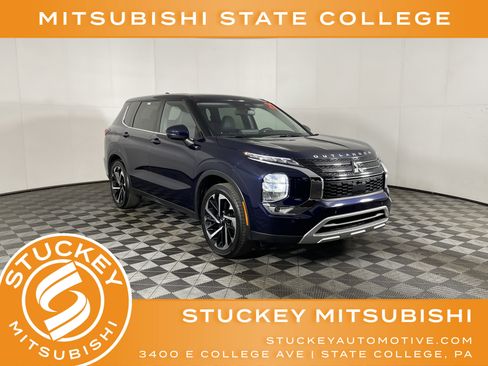 Used 2022 Mitsubishi Outlander SE image 1