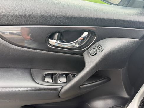 Used 2018 Nissan Rogue SV image 20