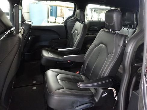Used 2020 Chrysler Pacifica Touring-L Plus w/ Advanced Safetytec Group FWD image 19