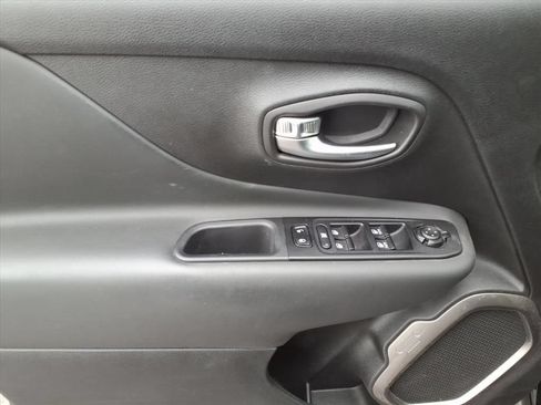 Certified 2022 Jeep Renegade Latitude AWD/4WD image 6