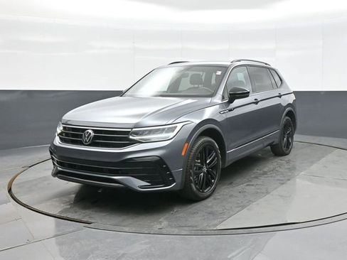 Used 2022 Volkswagen Tiguan SE R-Line image 3