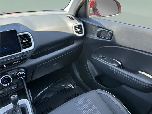 Used 2024 Hyundai Venue Limited image 13