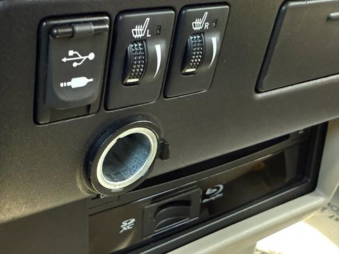 Used 2016 Toyota Sienna XLE Premium FWD image 38