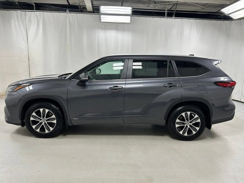 Used 2023 Toyota Highlander XLE AWD/4WD image 8