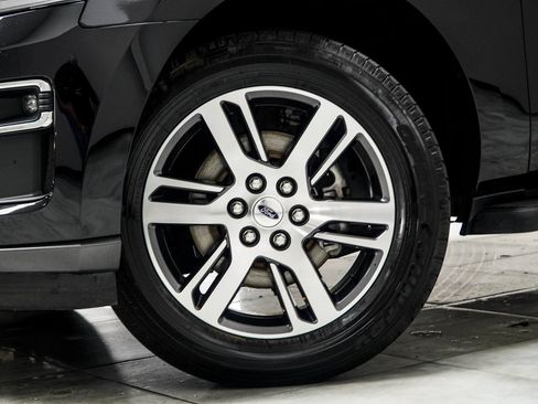 Used 2024 Ford Expedition Limited AWD/4WD image 3