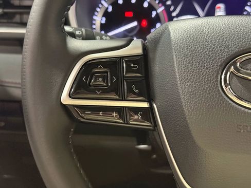 Used 2022 Toyota Highlander XSE image 25