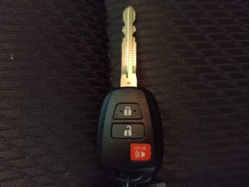 Used 2018 Toyota Highlander LE image 32