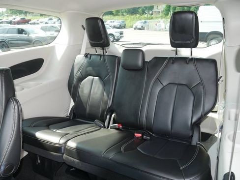 Used 2023 Chrysler Pacifica Touring-L FWD image 23