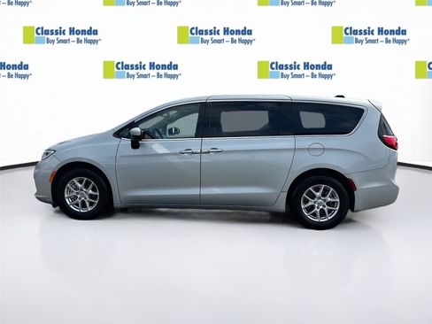 Used 2023 Chrysler Pacifica Touring-L FWD image 4
