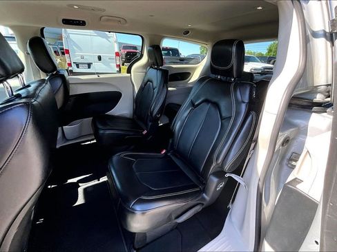 Used 2024 Chrysler Pacifica Touring-L FWD image 22