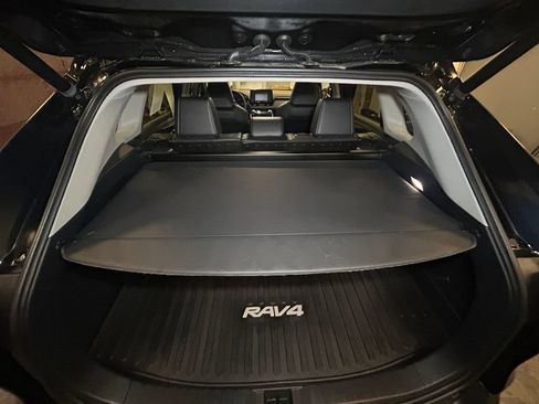 Used 2022 Toyota RAV4 XLE Premium AWD/4WD image 19