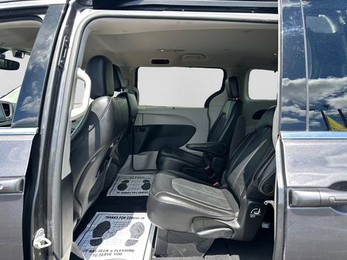 Used 2022 Chrysler Pacifica Touring-L FWD image 14