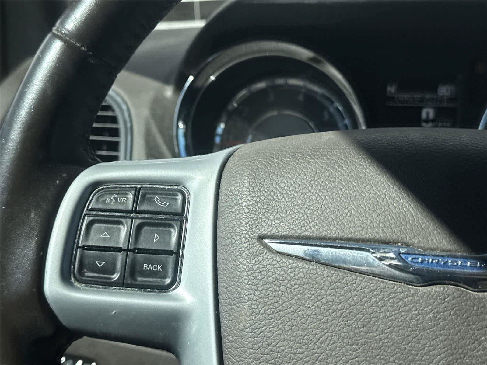 Used 2014 Chrysler Town & Country Touring FWD image 14
