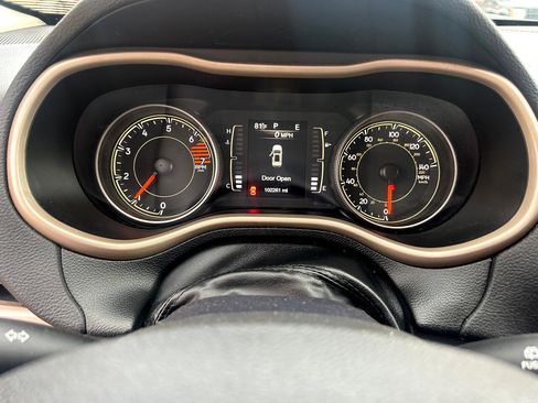 Used 2018 Jeep Cherokee Latitude w/ Mobile Office Group image 17