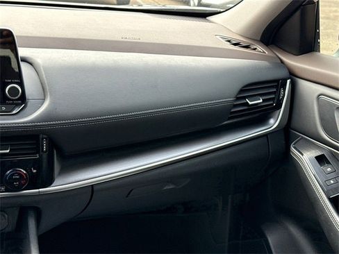 Used 2022 Nissan Rogue SV w/ SV Premium Package image 16