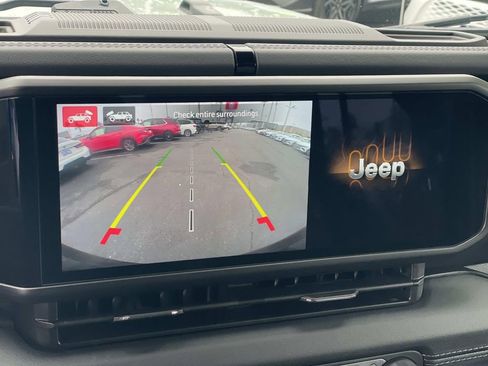 Used 2024 Jeep Wrangler Unlimited Sahara w/ Technology Group AWD/4WD image 16