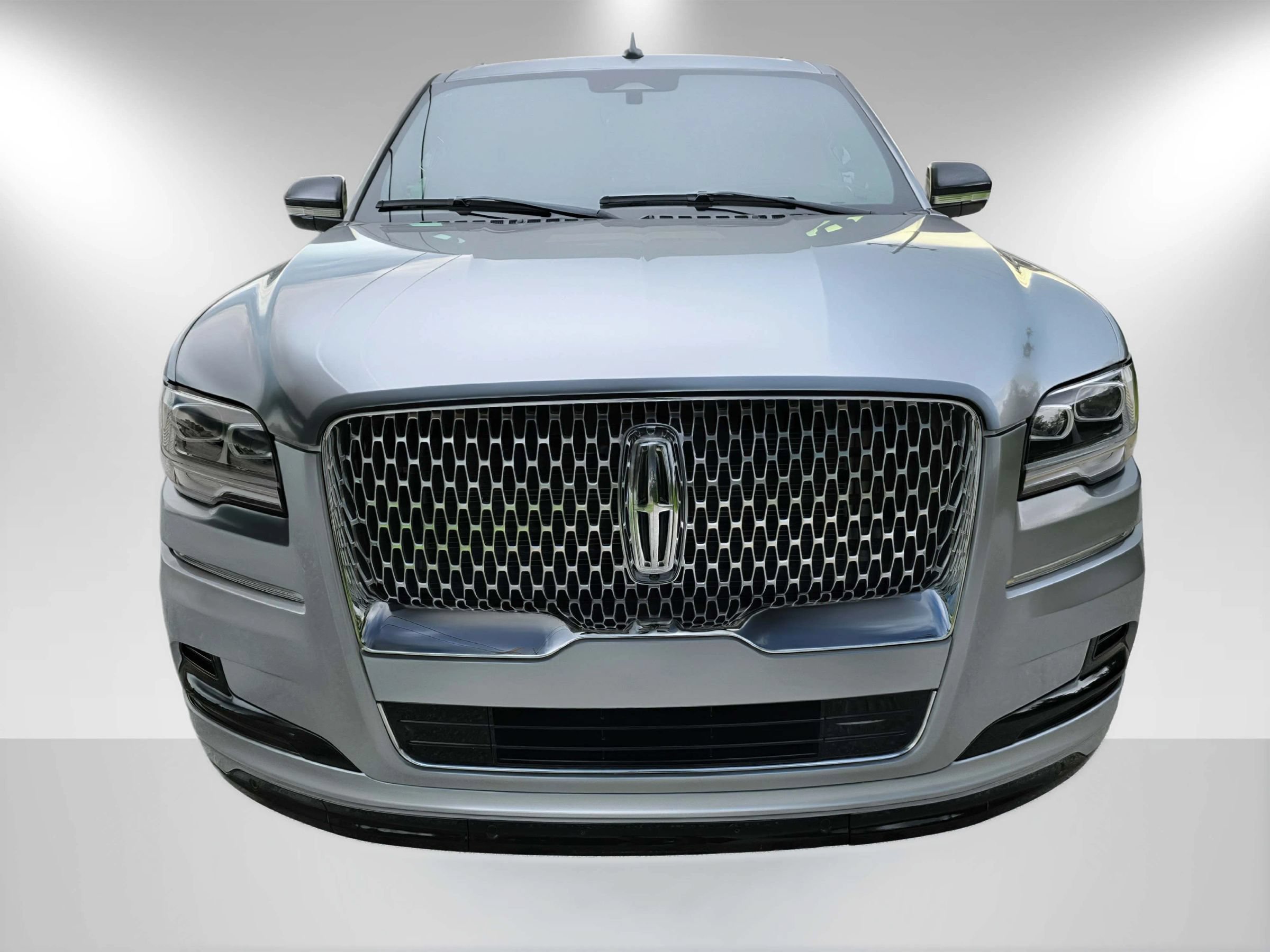Used 2023 Lincoln Navigator L Reserve RWD image 2