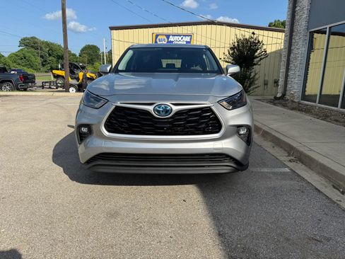 Used 2022 Toyota Highlander LE AWD/4WD image 3