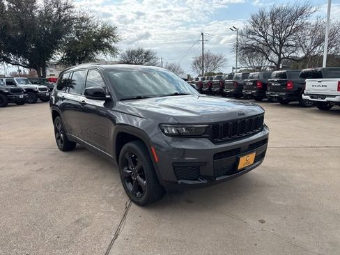 Used 2024 Jeep Grand Cherokee L Altitude image 3