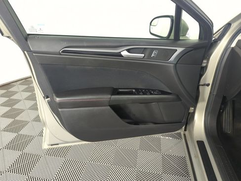 Used 2015 Ford Fusion SE w/ Equipment Group 201A FWD image 18