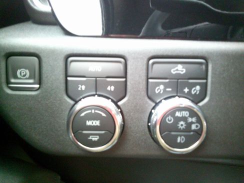 Used 2023 GMC Sierra 1500 Elevation image 13