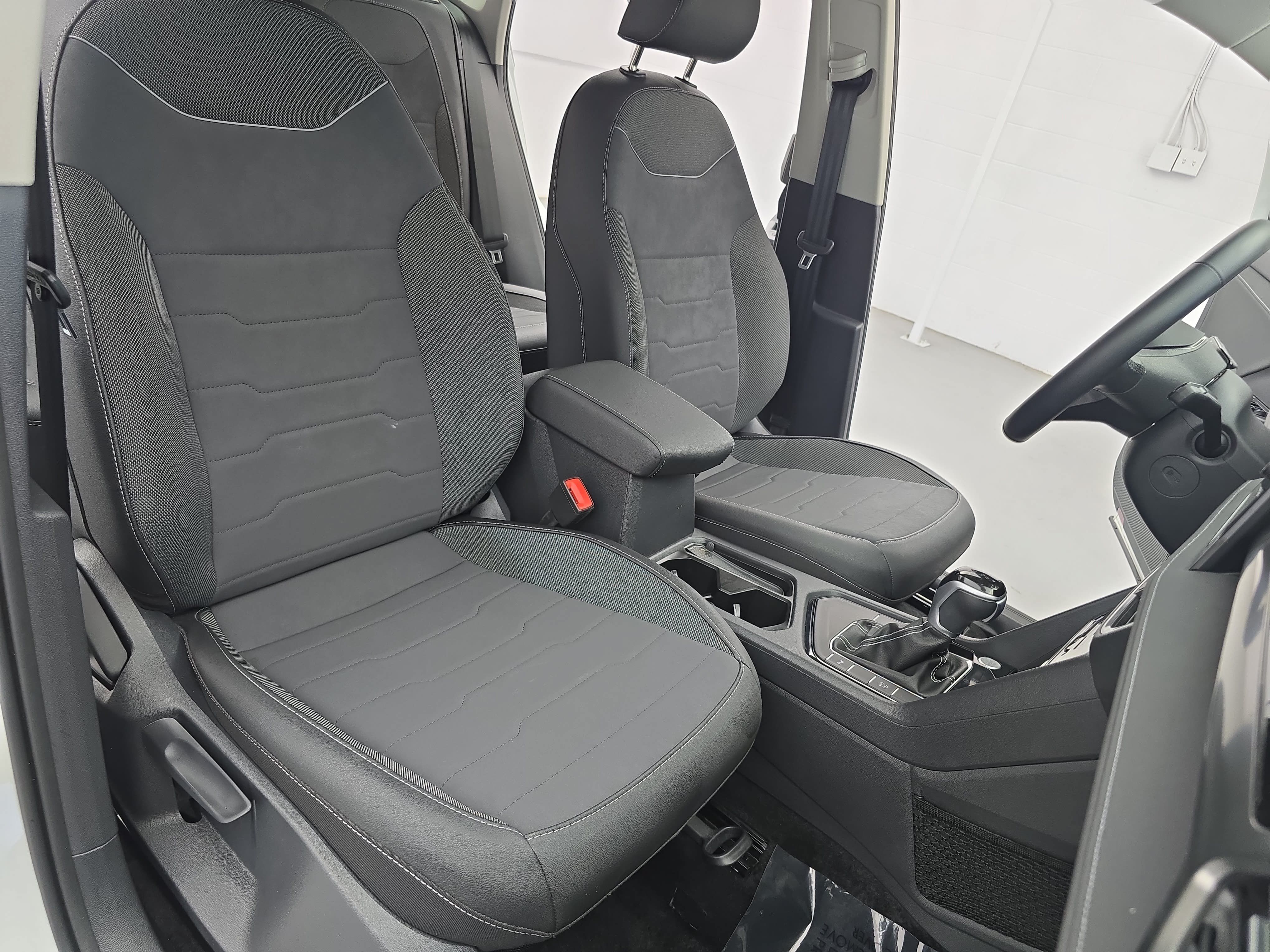 Certified 2025 Volkswagen Taos SE FWD image 10