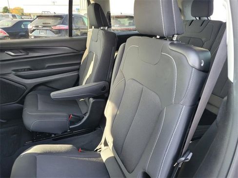 Used 2023 Jeep Grand Cherokee L Laredo image 13
