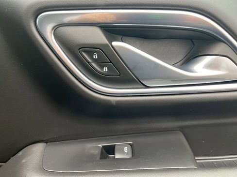 Used 2023 GMC Yukon SLT w/ SLT Luxury Package image 13