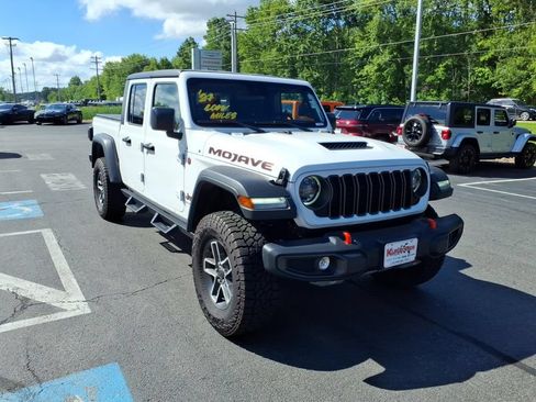 Used 2024 Jeep Gladiator Mojave w/ Convenience Group AWD/4WD image 4
