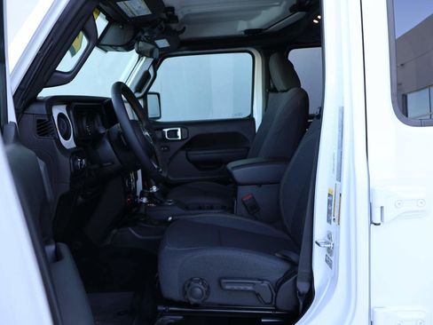 Used 2025 Jeep Gladiator Sport image 8
