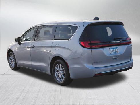 Used 2023 Chrysler Pacifica Touring-L image 5