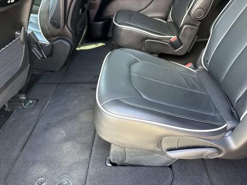 Used 2025 Chrysler Pacifica Limited FWD image 13