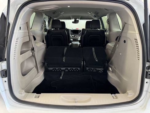 Used 2023 Chrysler Pacifica Touring-L FWD image 7