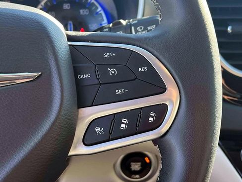 Used 2023 Chrysler Pacifica Touring-L image 22