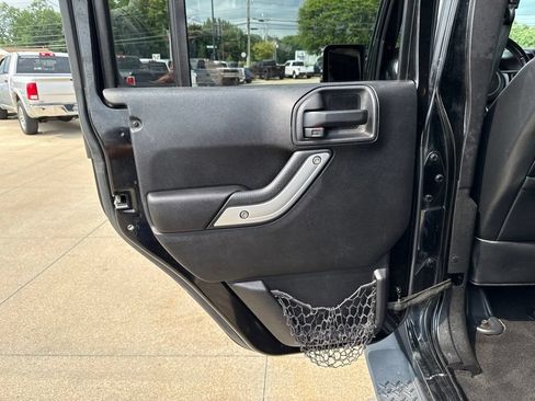 Used 2014 Jeep Wrangler Unlimited Rubicon w/ Connectivity Group AWD/4WD image 38
