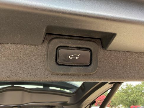 Used 2022 Land Rover Discovery S AWD/4WD image 37