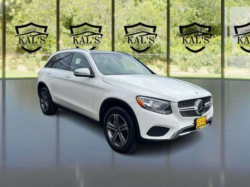 Used 2019 Mercedes-Benz GLC 300 4MATIC image 3