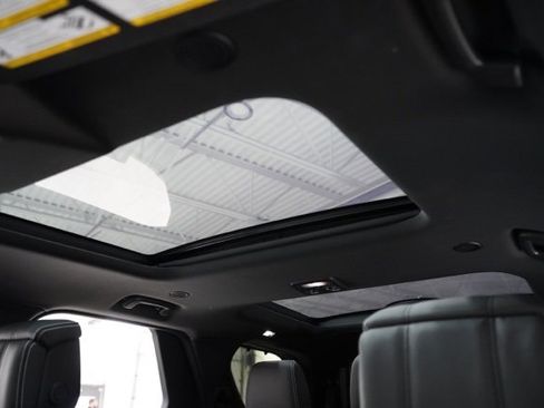 Used 2024 Land Rover Discovery Dynamic SE image 16