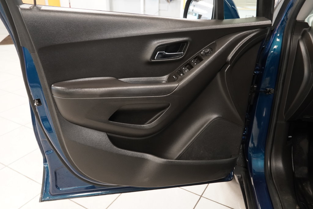 Used 2020 Chevrolet Trax LT w/ LT Convenience Package FWD image 16
