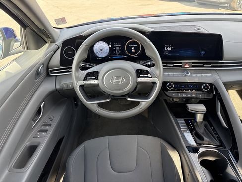 Used 2025 Hyundai Elantra SEL image 10