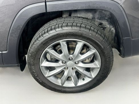 Used 2018 Jeep Cherokee Limited w/ Luxury Group FWD image 11