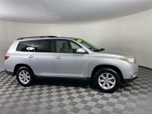 Used 2012 Toyota Highlander SE w/ Tow Pkg image 10