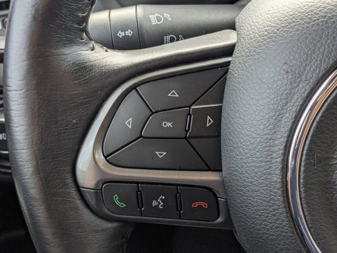 Used 2018 Jeep Renegade Limited FWD image 28
