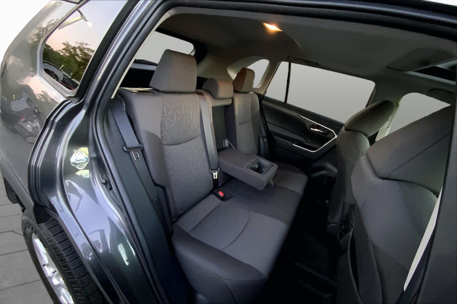 Used 2021 Toyota RAV4 XLE w/ Convenience Package FWD image 17