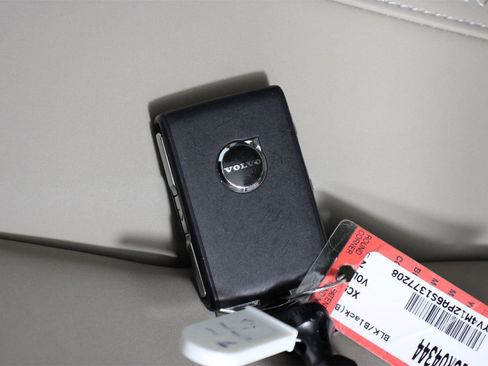 Certified 2025 Volvo XC90 B5 Core w/ Protection Package Premier image 33