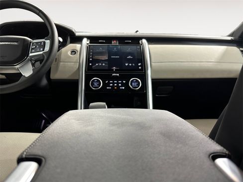 Used 2024 Land Rover Discovery Dynamic SE image 11