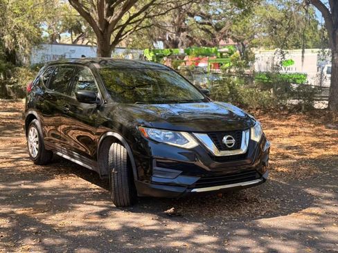 Used 2017 Nissan Rogue S image 3
