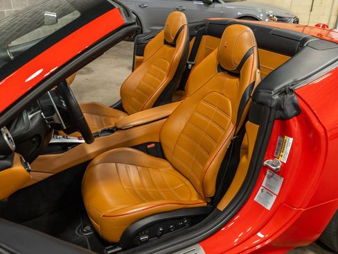 Used 2015 Ferrari California T RWD image 38