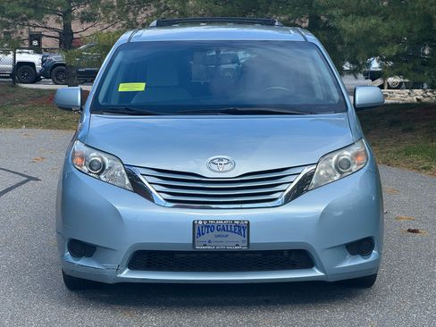 Used 2016 Toyota Sienna LE image 2